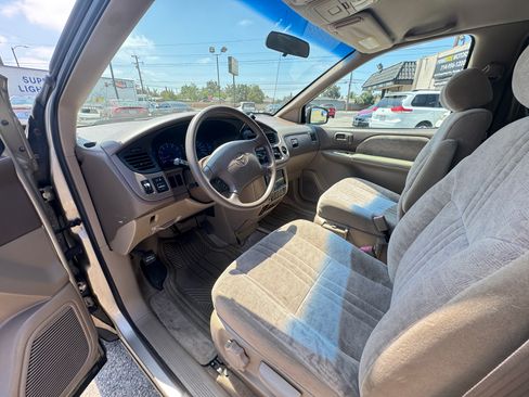 Used 2001 Toyota Sienna LE FWD image 17