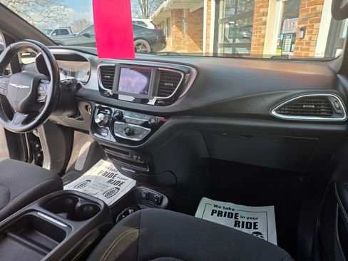 Used 2019 Chrysler Pacifica Touring Plus image 9