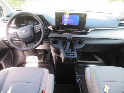 Used 2026 Toyota Sienna LE image 19