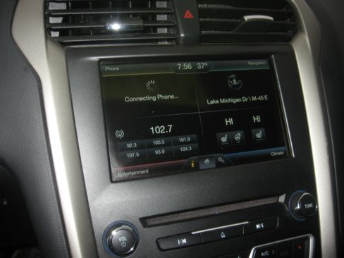 Used 2016 Ford Fusion SE image 11