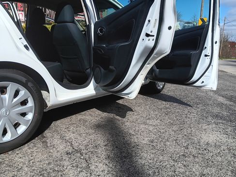 Used 2016 Nissan Versa SV image 4