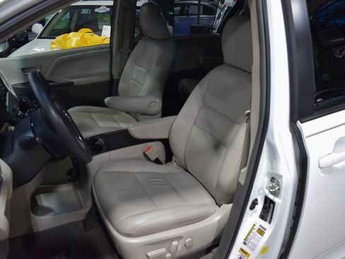 Used 2015 Toyota Sienna LE image 17