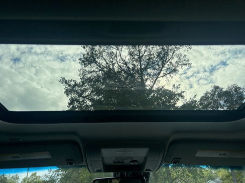 Used 2019 Chevrolet Suburban LT image 12