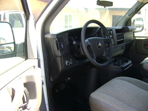 Used 2010 Chevrolet Express 1500 AWD image 8