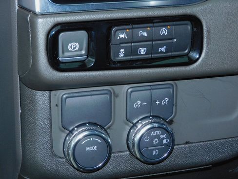 Used 2025 GMC Yukon XL 2WD Denali image 30