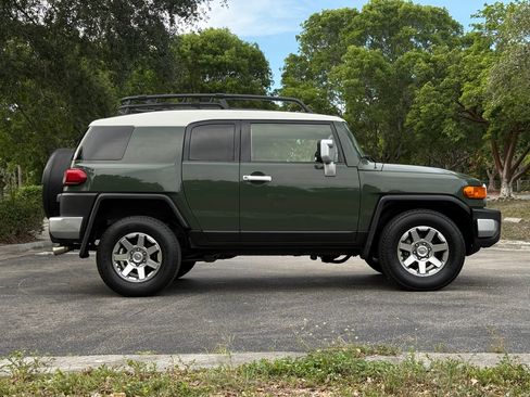Used 2014 Toyota FJ Cruiser AWD/4WD image 10