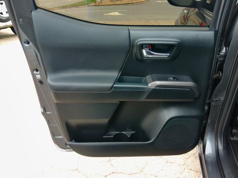 Used 2018 Toyota Tacoma TRD Off-Road image 26