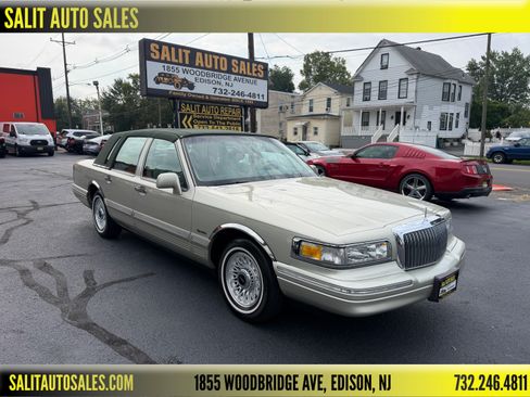 Used 1997 Lincoln Town Car Signature RWD image 1