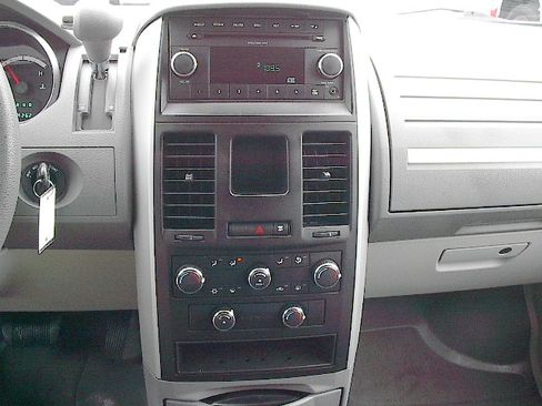 Used 2010 Dodge Grand Caravan SE image 13