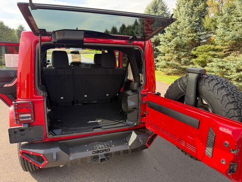 Used 2012 Jeep Wrangler Unlimited Sahara image 7