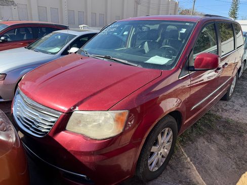 Used 2014 Chrysler Town & Country Touring image 3