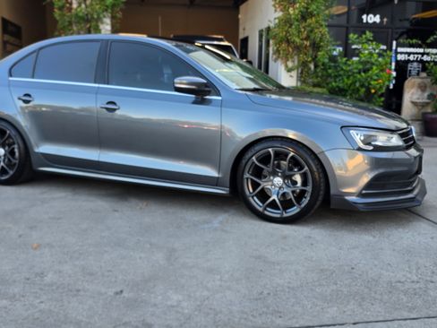 Used 2017 Volkswagen Jetta SE image 4