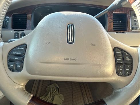 Used 2001 Lincoln Town Car Signature RWD image 16