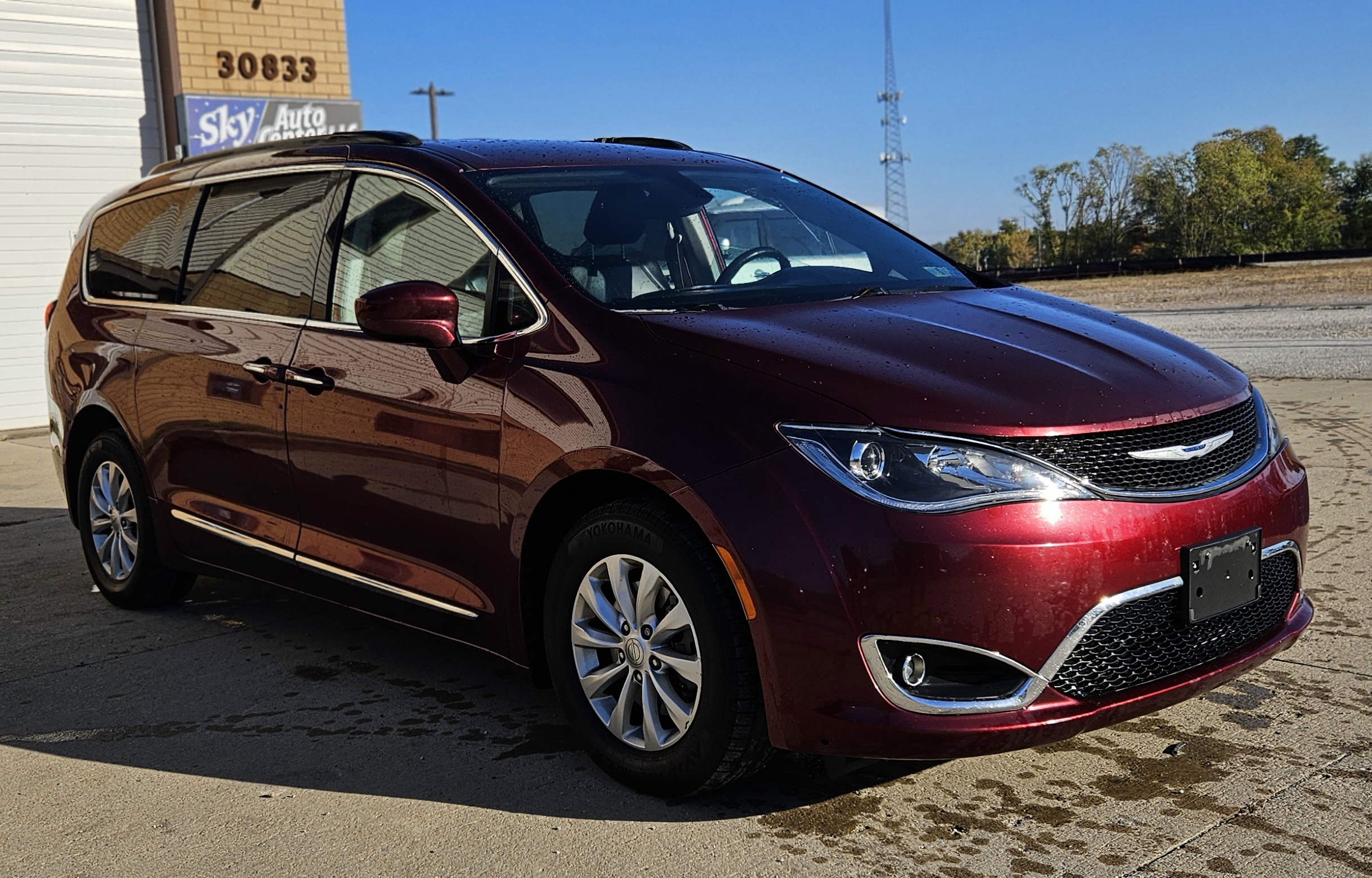 Used 2017 Chrysler Pacifica Touring-L FWD image 1