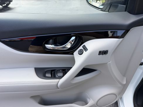 Used 2022 Nissan Rogue Sport AWD SV image 3
