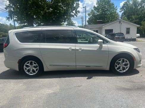 Used 2019 Chrysler Pacifica Touring-L Plus FWD image 6