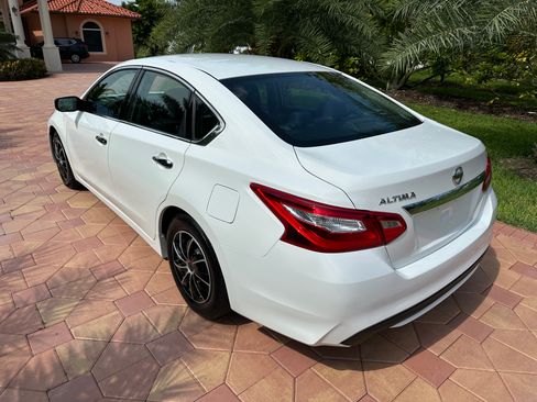Used 2016 Nissan Altima SV FWD image 5