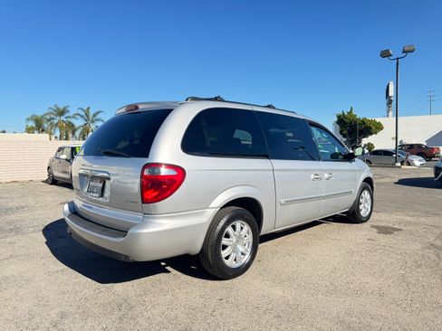 Used 2005 Chrysler Town & Country Touring image 6