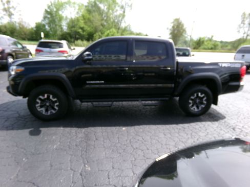 Used 2017 Toyota Tacoma 4x4 Double Cab TRD Off-Road image 2