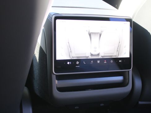 Used 2026 Tesla Model Y AWD image 7