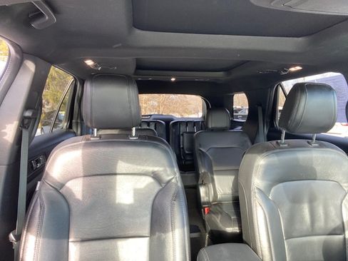 Used 2018 Ford Explorer XLT image 18