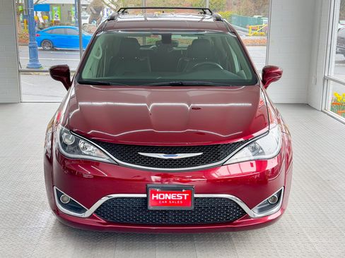 Used 2017 Chrysler Pacifica Touring-L Plus image 2