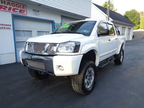 Used 2010 Nissan Titan 4x4 Crew Cab image 1