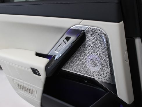 Used 2023 BMW i7 xDrive60 AWD/4WD image 49