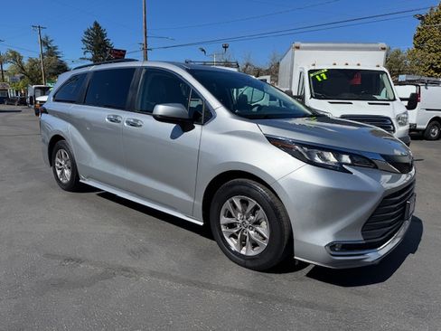 Used 2022 Toyota Sienna XLE image 1