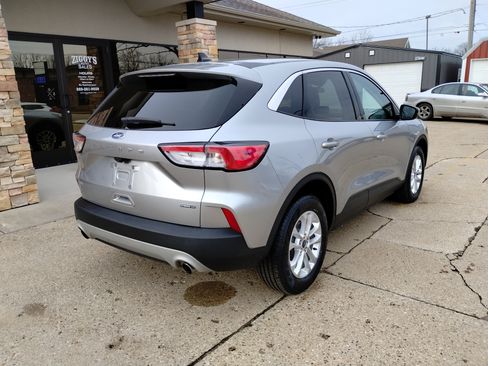 Used 2021 Ford Escape SE image 4