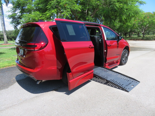 Used 2027 Chrysler Pacifica Select FWD image 22