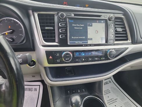 Used 2017 Toyota Highlander SE image 14
