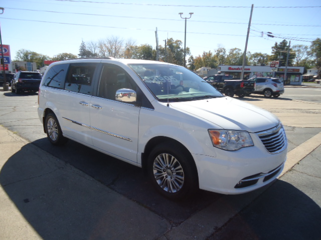 Used 2015 Chrysler Town & Country Touring-L FWD image 3