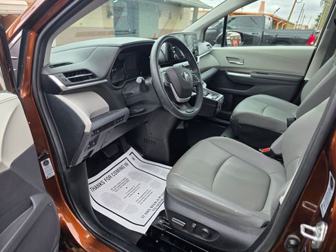 Used 2022 Toyota Sienna XLE image 10