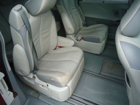 Used 2013 Toyota Sienna XLE Limited FWD image 15