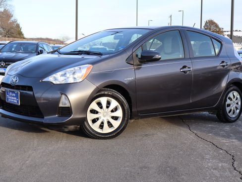 Used 2013 Toyota Prius C One image 2