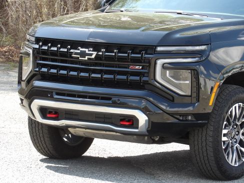 Used 2025 Chevrolet Suburban Z71 image 11