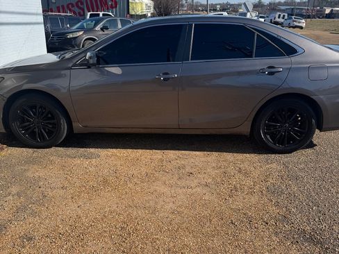 Used 2017 Toyota Camry image 3