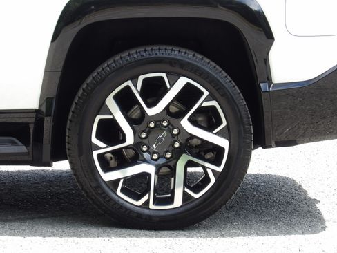 Used 2025 Chevrolet Silverado EV 4x4 Crew Cab RST image 10