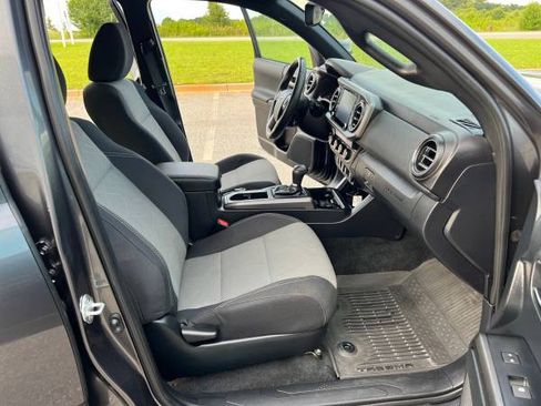 Used 2022 Toyota Tacoma TRD Off-Road image 15