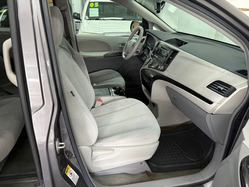 Used 2012 Toyota Sienna LE FWD image 17