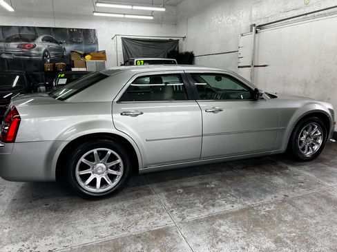 Used 2005 Chrysler 300 C image 8