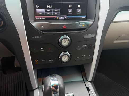 Used 2014 Ford Explorer XLT image 37