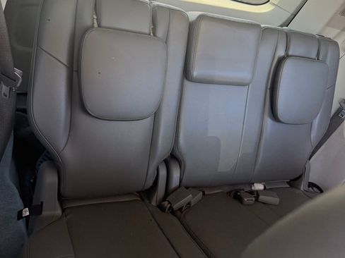Used 2012 Volkswagen Routan SE FWD image 4