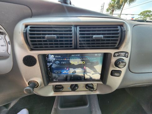 Used 2001 Ford Explorer XLT image 16