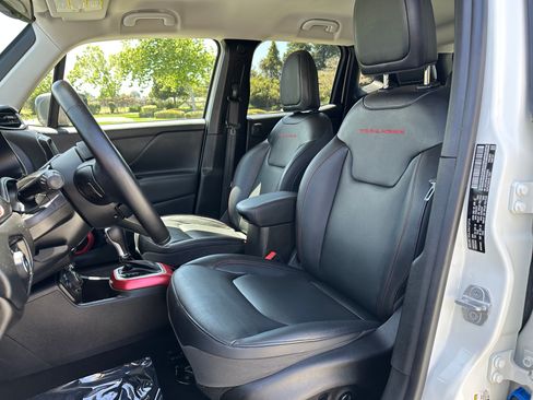 Used 2018 Jeep Renegade Trailhawk AWD/4WD image 9