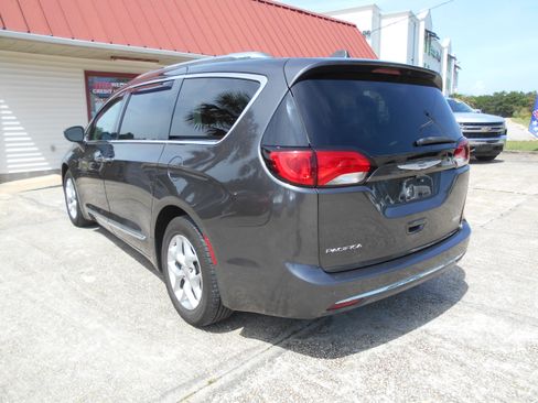 Used 2019 Chrysler Pacifica Touring-L Plus FWD image 5