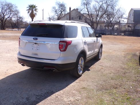 Used 2018 Ford Explorer XLT image 4