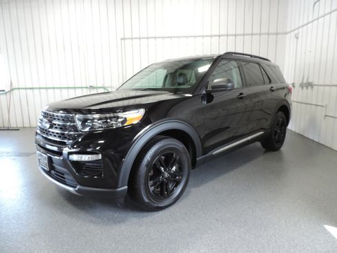 Used 2023 Ford Explorer 4WD XLT image 2
