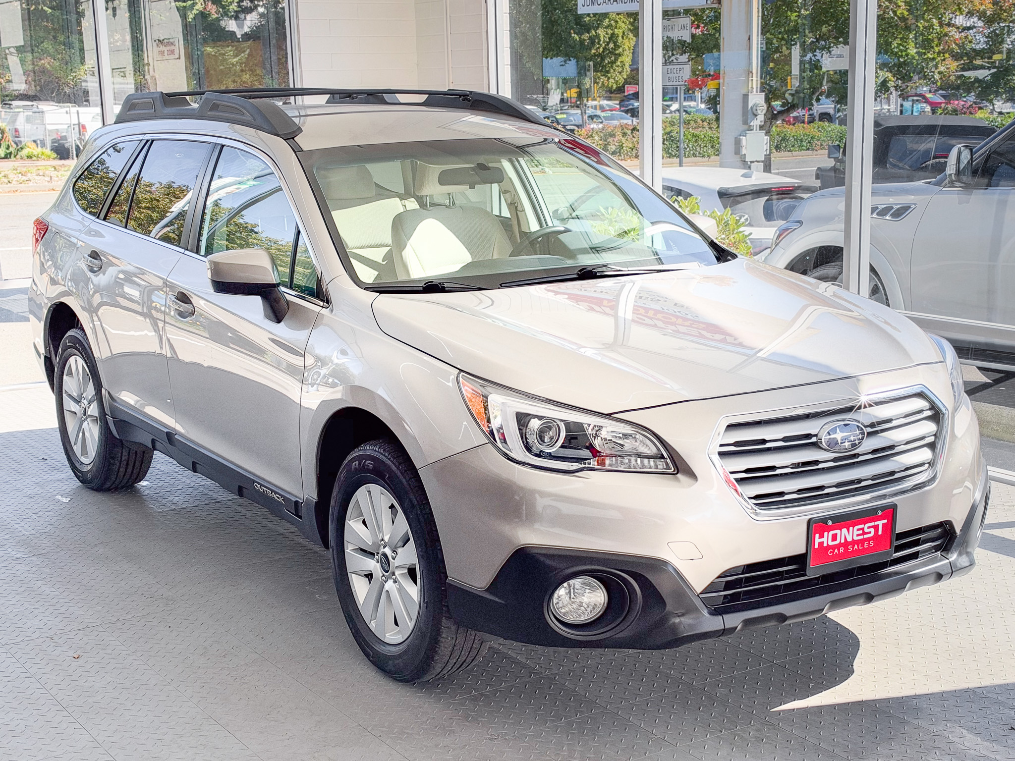 Used 2017 Subaru Outback 2.5i Premium AWD/4WD image 1